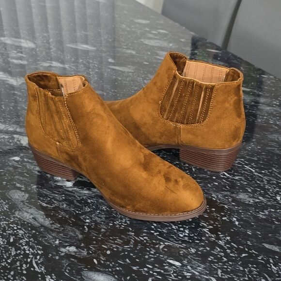 BRAND NEW SHOELAND ARLO- LOW STACKED HEEL ALMOND TOE CASUAL ANKLE BOOTIES - Picture 12 of 15